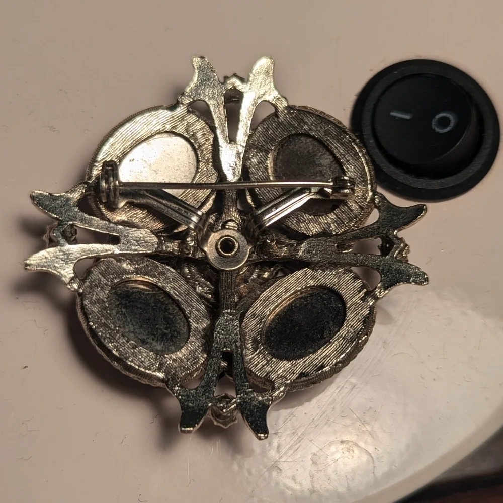 Vintage Silvertone Black Aurora Borealis Brooch Pin Rhinestones 2